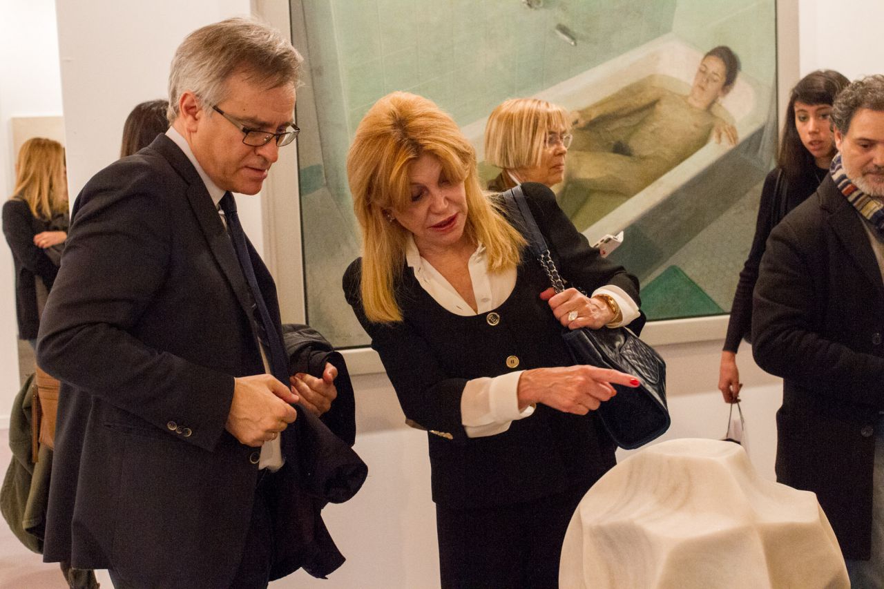 LA baronesa Thyssen, Tita Cervera, junto a Guillermo Solana, director artístico del museo Thyssen-Bornemiza, observan una escultura en la galería Marlborough.