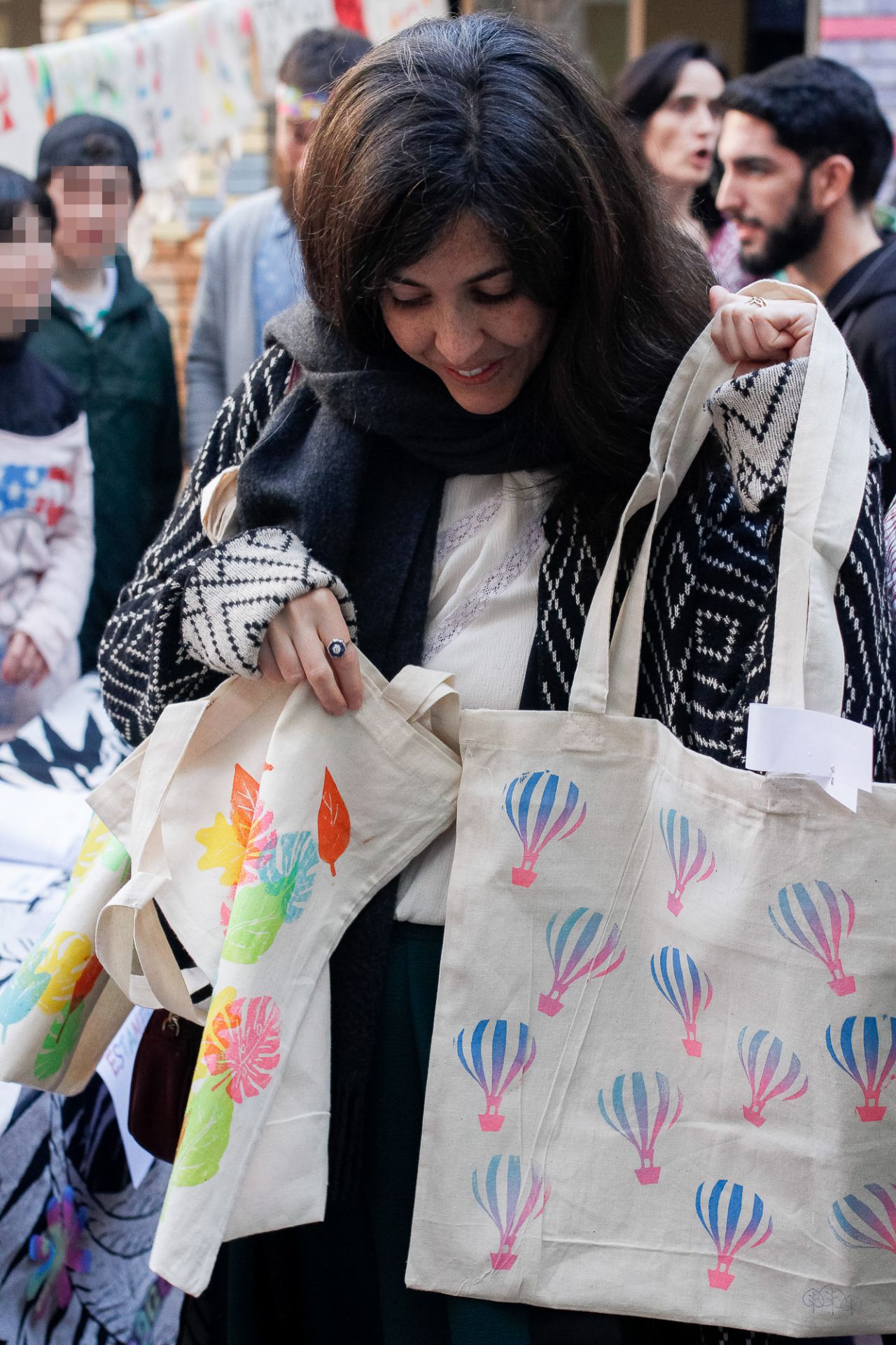 Una de las voluntarias de BBVA posa con los artículos que ha comprado en el mercadillo.