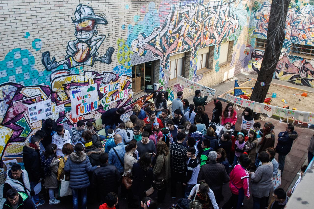 Vista general del mercadillo al que han asistido padres y madres además de amigos de los alumnos.