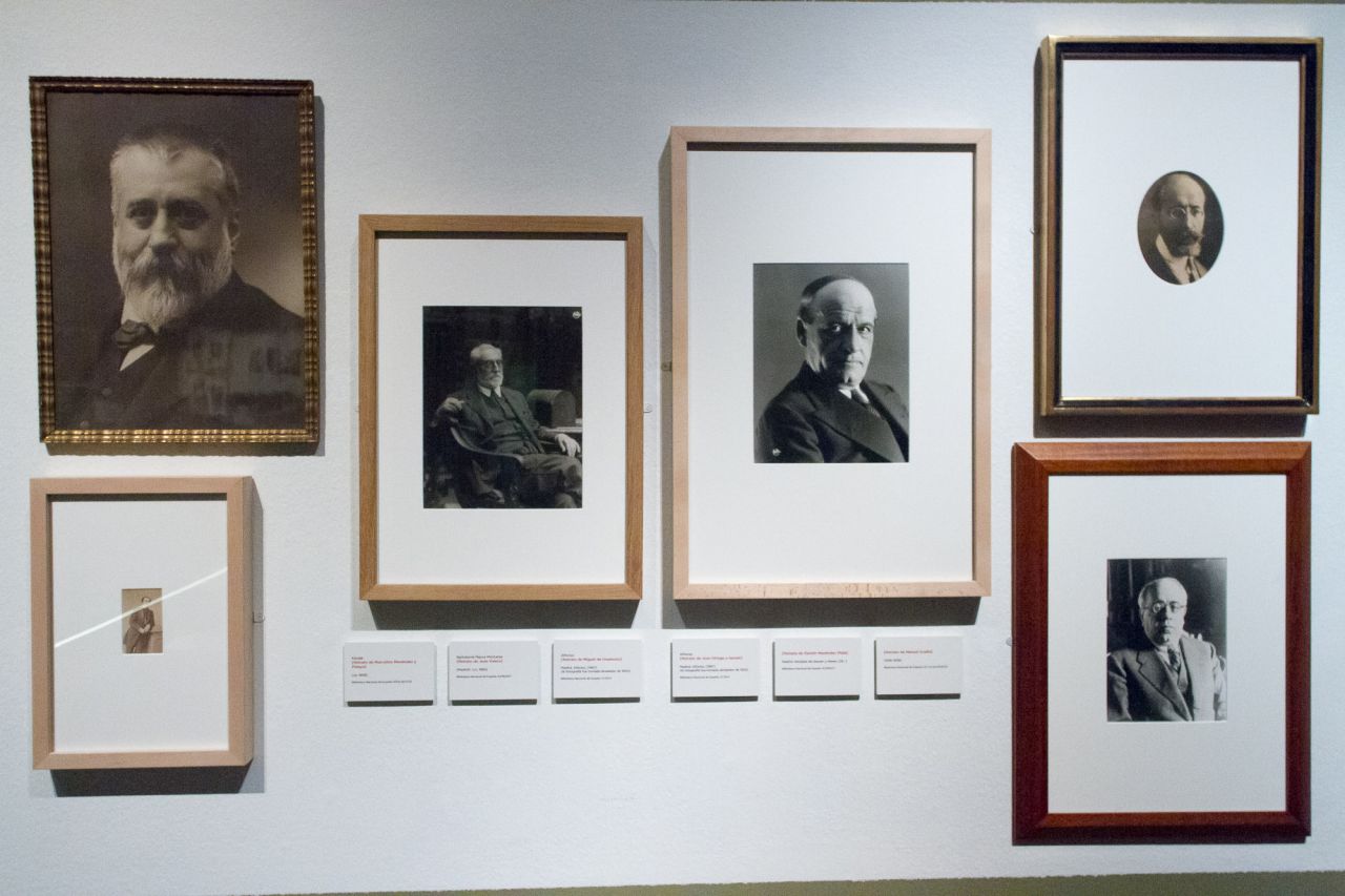 Retratos de diversos autores que dieron relevancia a la obra de Cervantes como José Ortega y Gasset, Miguel de Unamuno, Menéndez Pidal o Azaña.
