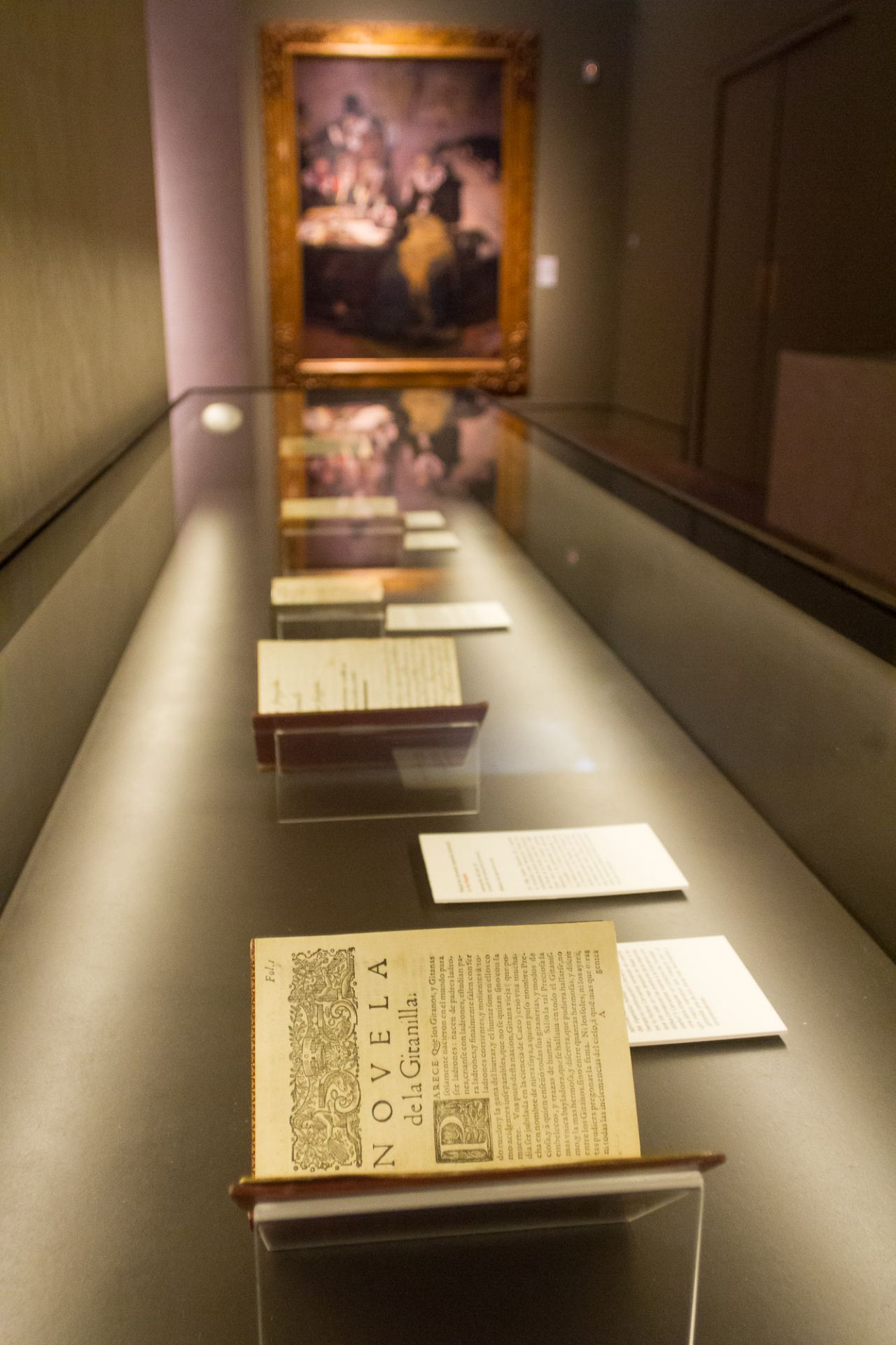 En primer plano Novelas ejemplares de Miguel de Cervantes.