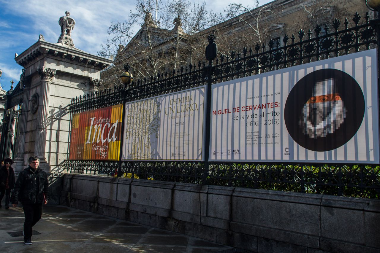 Vista del cartel que anuncia la exposición en la valla de la Biblioteca Nacional.