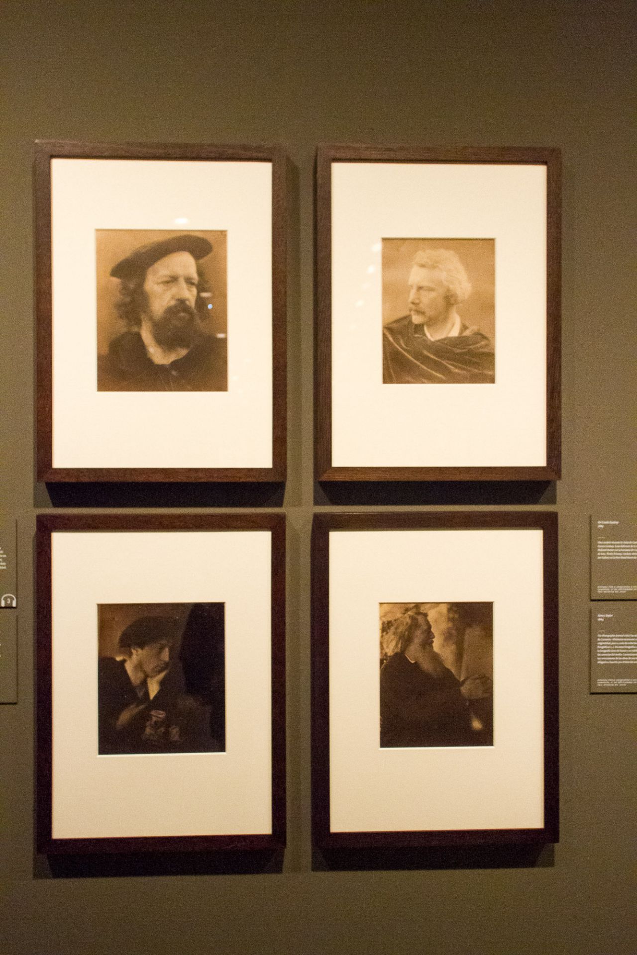 Primeros retratos que realizó con una cámara que le regalaron sus hijos cuando tenía 48 años.