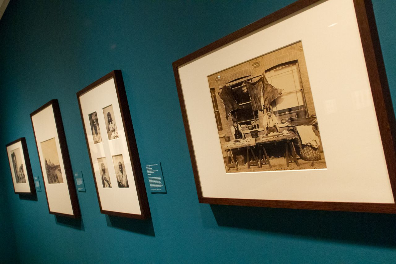 En la exposicón también se pueden observar obras de diferentes fotógrafos contemporáneos a Julia Margaret Cameron.