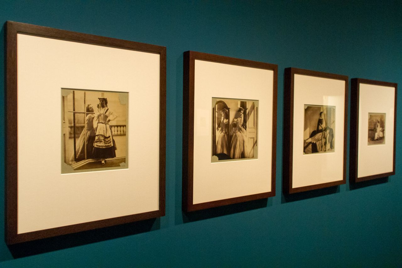En la exposicón también se pueden observar obras de diferentes fotógrafos contemporáneos a Julia Margaret Cameron