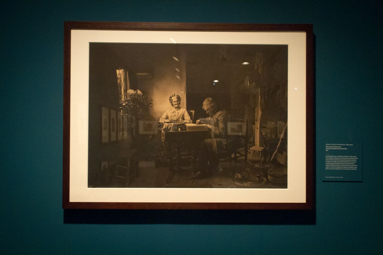 En la exposicón también se pueden observar obras de diferentes fotógrafos contemporáneos a Julia Margaret Cameron