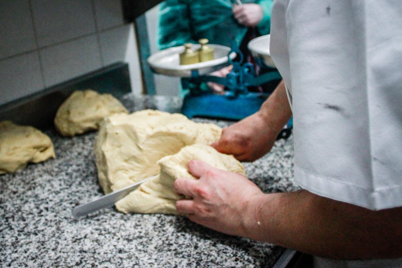 Un operario del obrador de la Mallorquina corta la masa madre para hacer las torrijas.