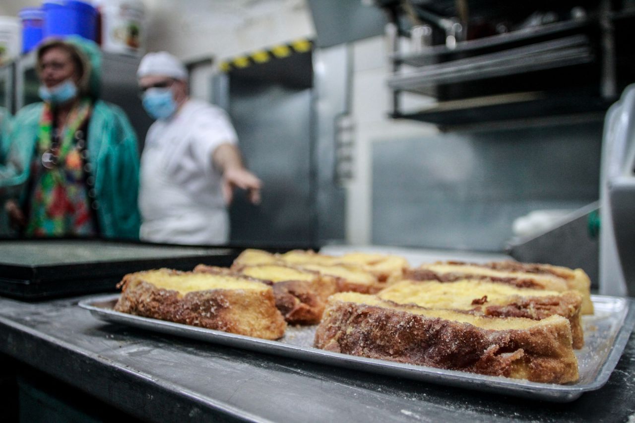 Bandeja de torrijas una vez fritas.
