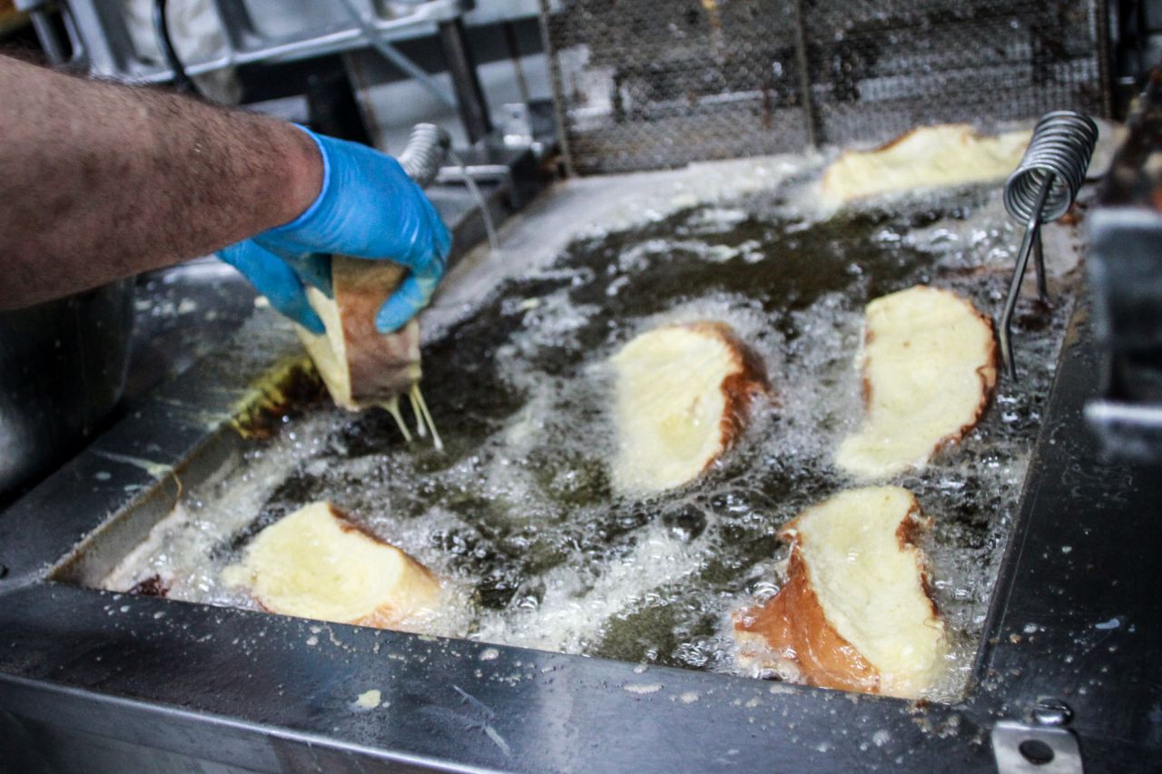 Las torrijas es un dulce típico de la Semana Santa que hay que freir en aceite muy caliente no más de un minuto.