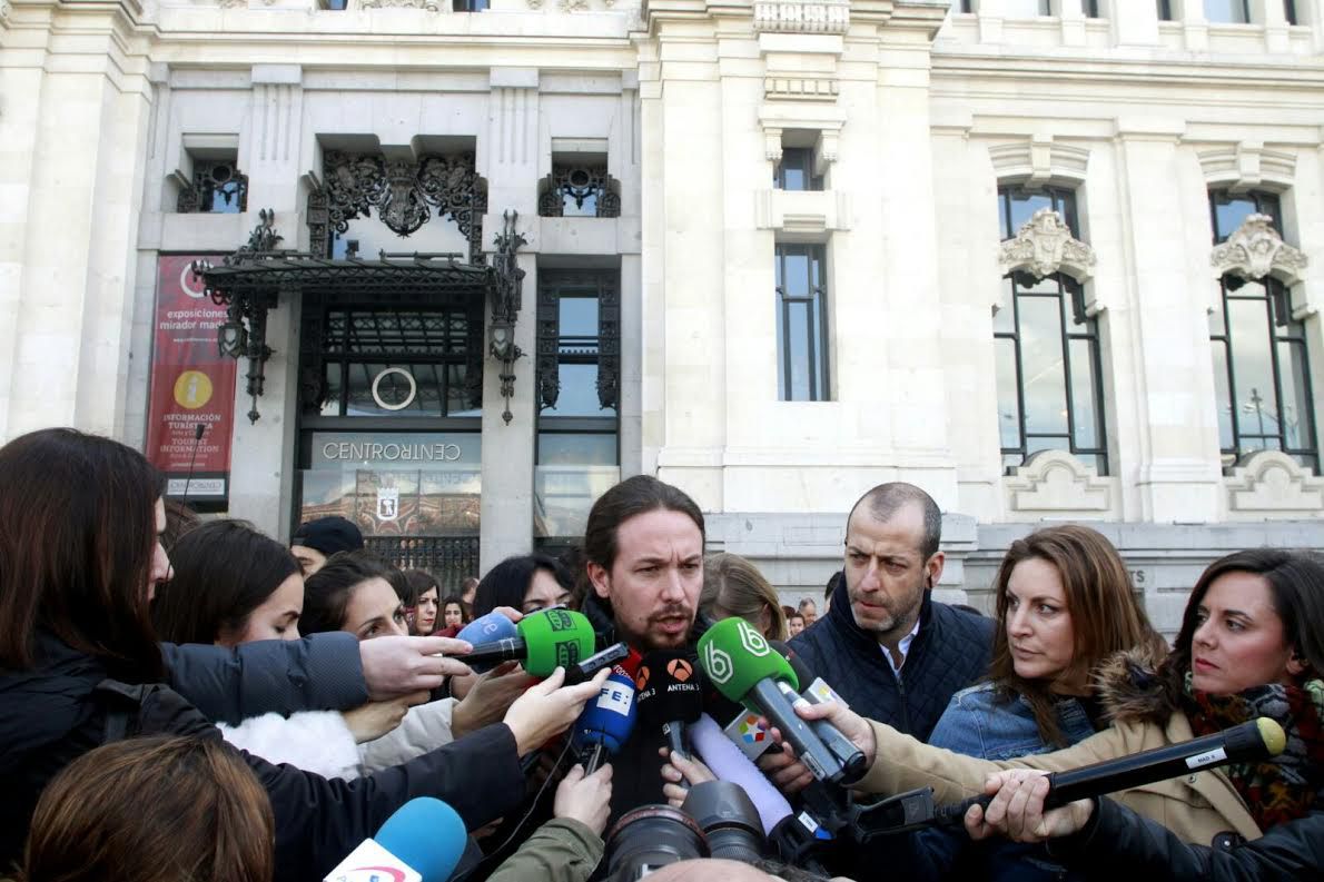 Pablo Iglesias,secretario general de Podemos, hace declaraciones a los medios de comunicación tras el minuto de silencio