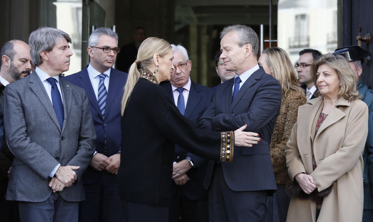 Minuto de silencio en Sol con la presidenta de la Comunidad de Madrid, Cristina Cifuentes, y el embajador de Bélgica, Pierre Labouverie