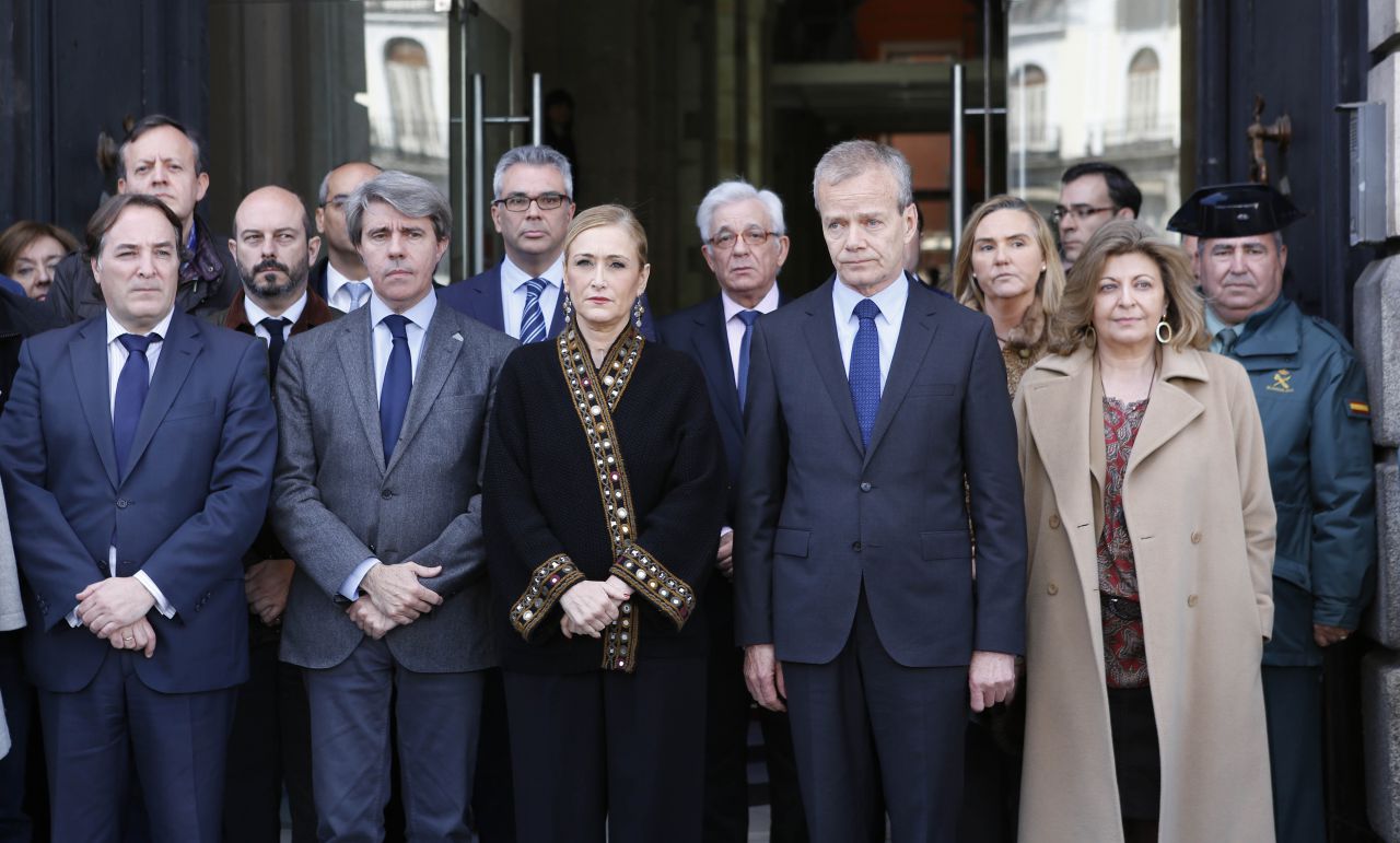 Minuto de silencio en Sol con la presidenta de la Comunidad de Madrid, Cristina Cifuentes, y el embajador de Bélgica, Pierre Labouverie