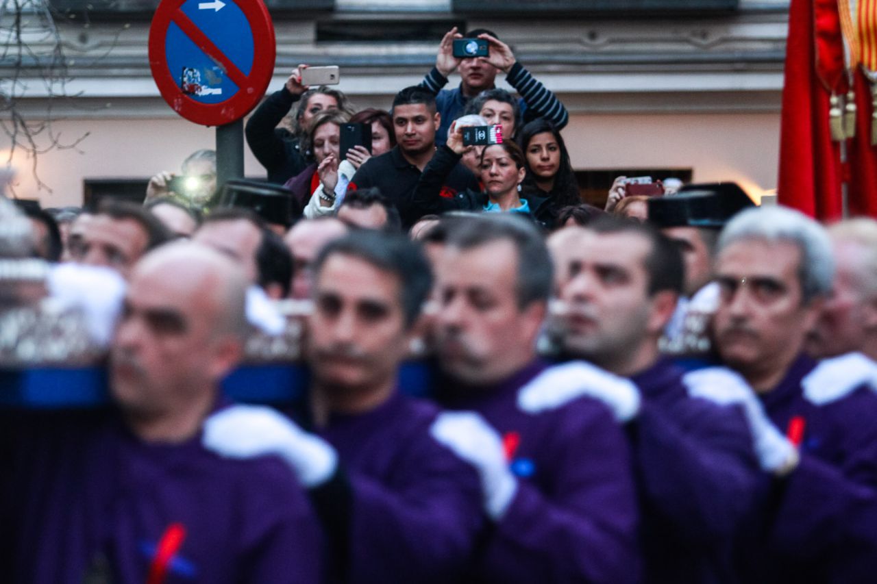 La calle Nuncio estuvo abarrotada desde pronto por la mañana para ver la salida de Jesús el Pobre.