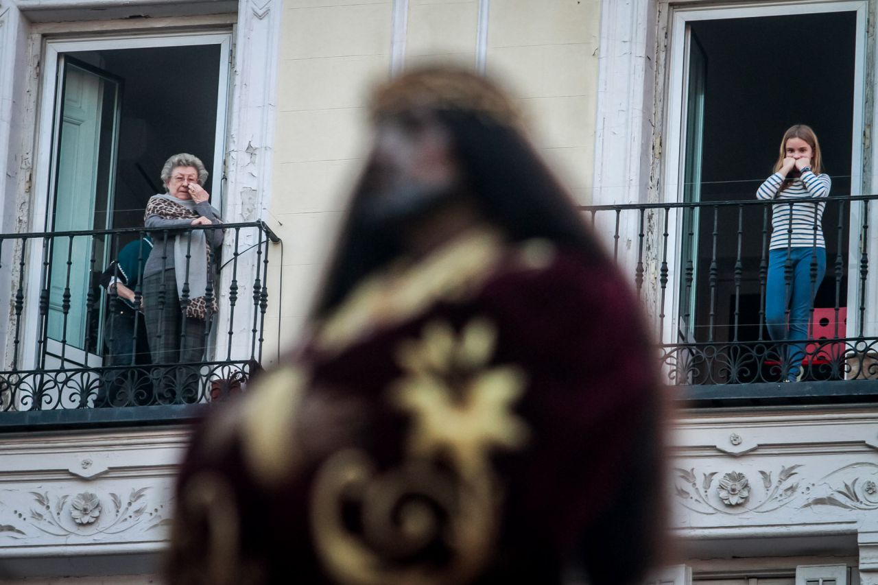 Dos generaciones observan la talla dieciochesca y anónima de Jesús el Pobre.