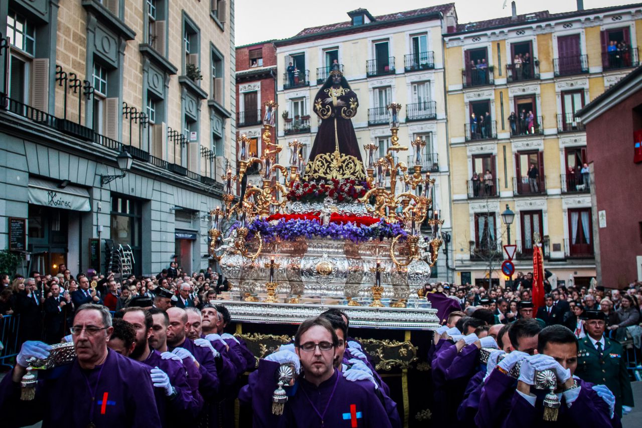 La procesión de Jesús el Pobre empieza en la calle Nuncio en el corazón del Madrid más castizo.