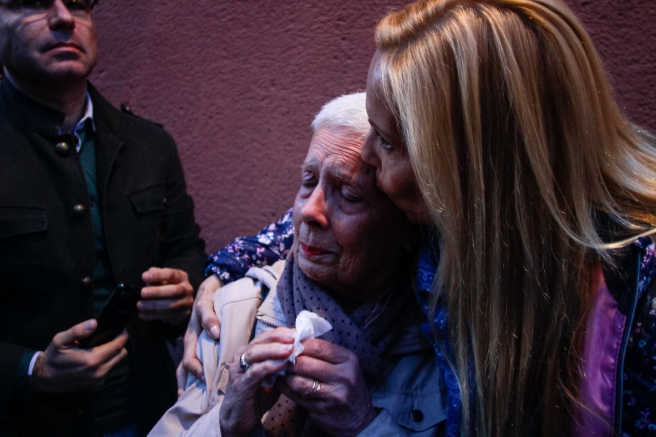 Madre e hija se abrazan y besan al paso de Nuestro Padre Jesús el Pobre.