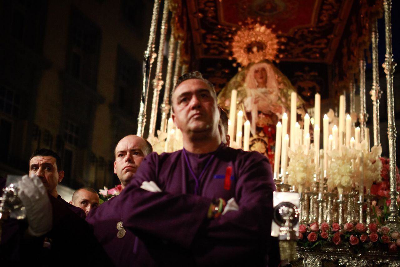 Los anderos de María del Dulce Nombre esperan que el paso de Jesús el Pobre avance.