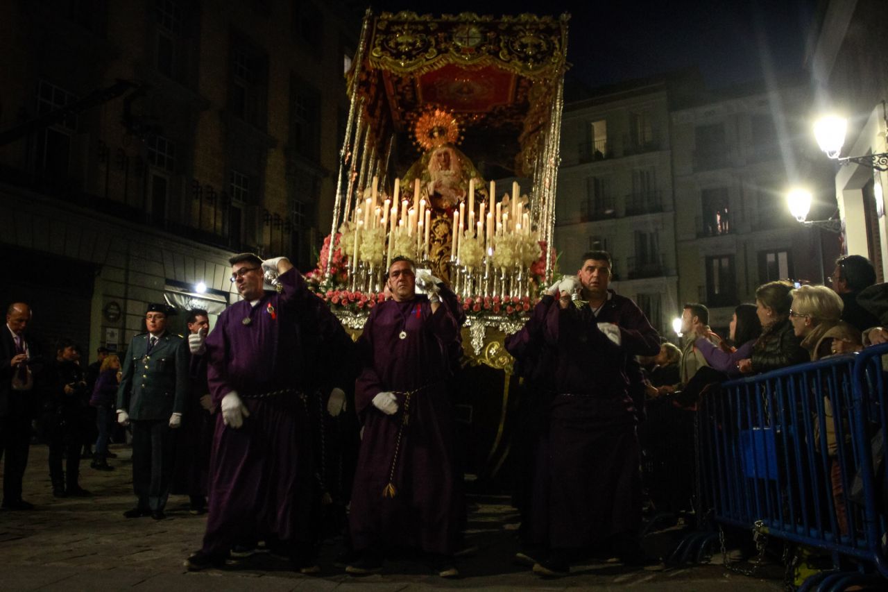 Momento en el que los anderos de María del Dulce Nombre realizan la levantá recibiendo un sonoro aplauso por parte del público.