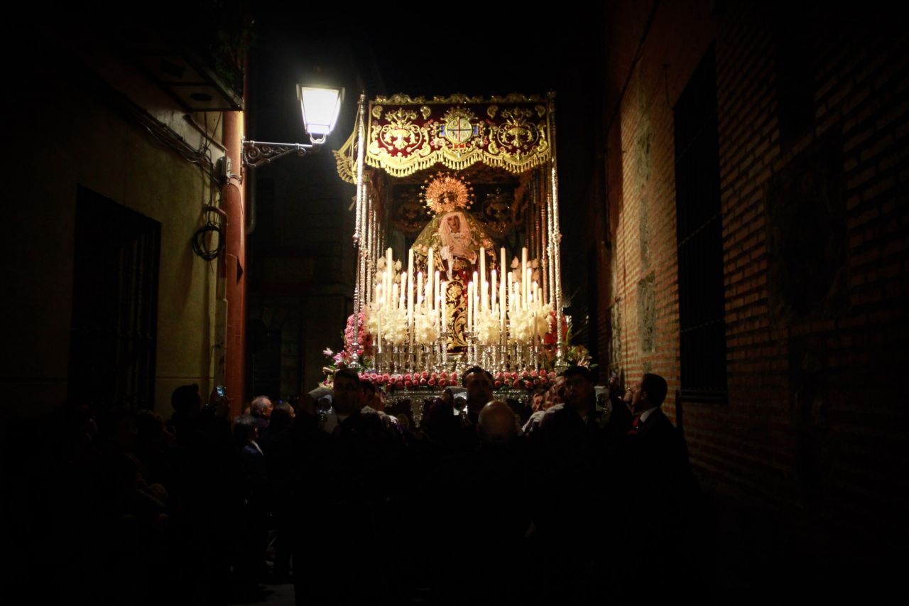 El paso de María del Dulce Nombre en su soledad avanza despacio por la estrecha calle Nuncio.