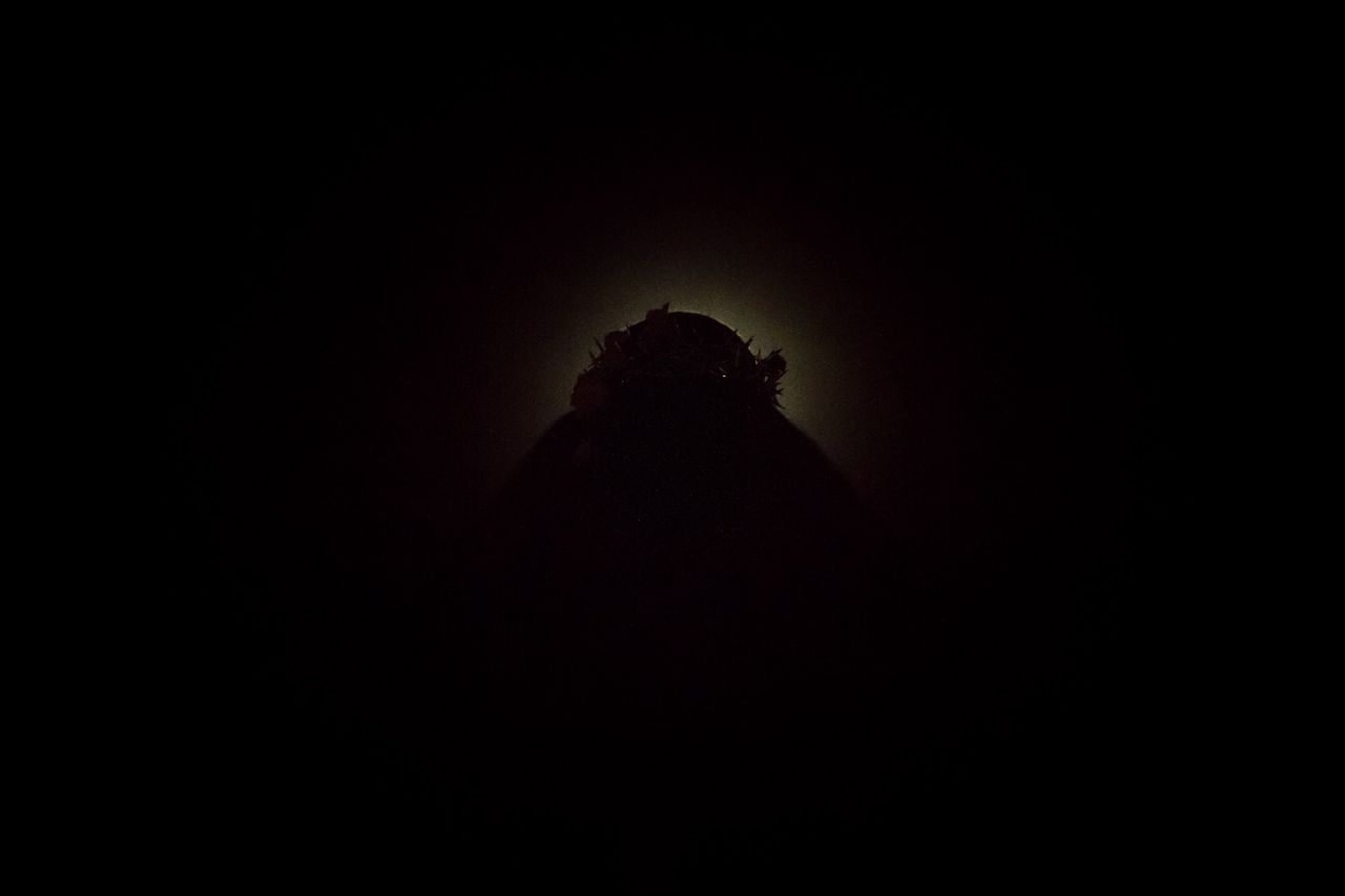 La corona de espinas regada con pétalos de la imágen de Jesús el Pobre iluminada por la luna a su paso por la plaza Mayor. 
