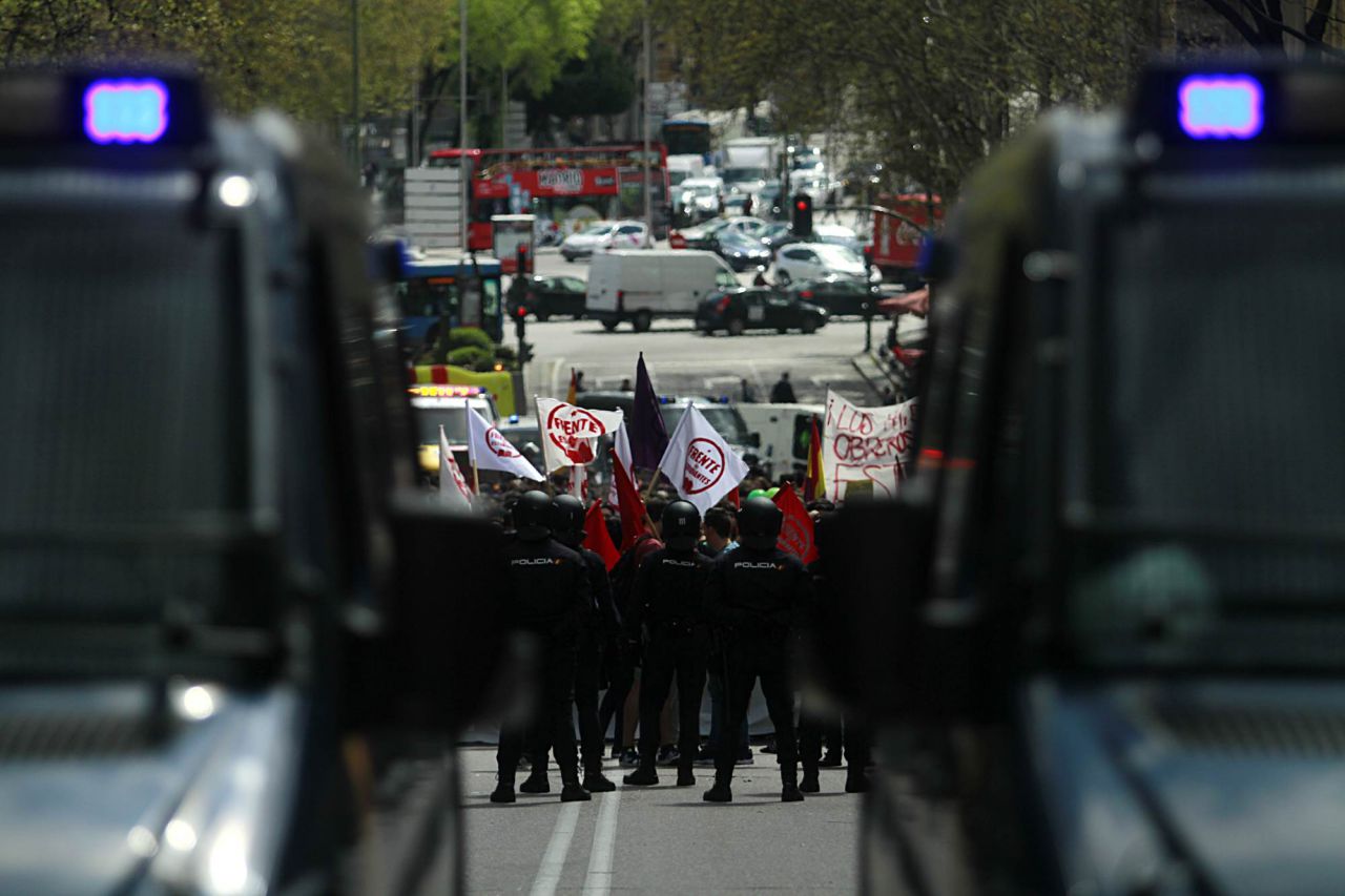 Tras los altercados iniciales de la manifestación la UIP ha decidido dividir la manifestación, dejando detras al grupo del Frente de Estudiantes.