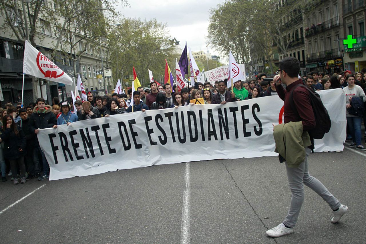Pancarta del grupo contrario al Sindicato de Estudiantes que se ha situado tras la manifestación principal.