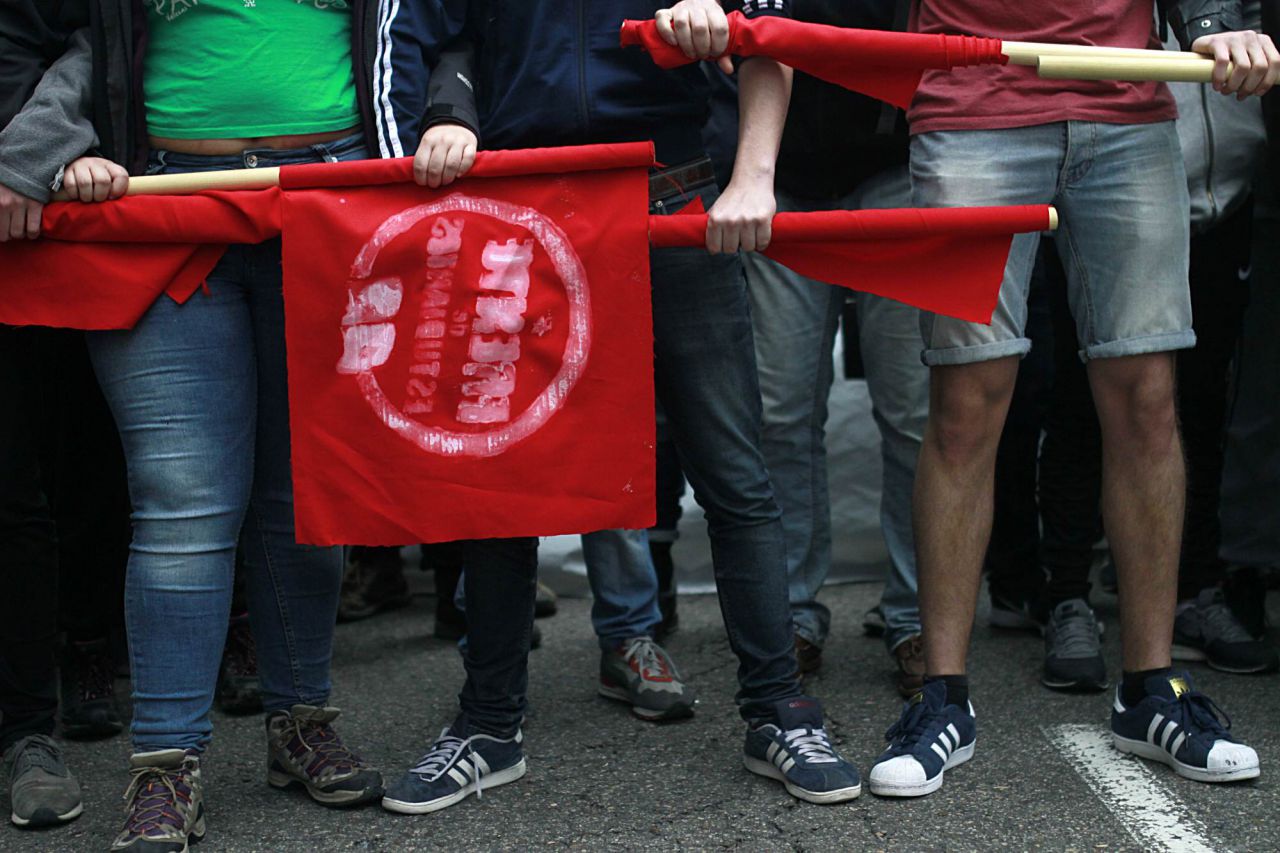 Varios de los componentes del Frente de Estudiantes portaban banderas con palos de madera bantante gruesos.