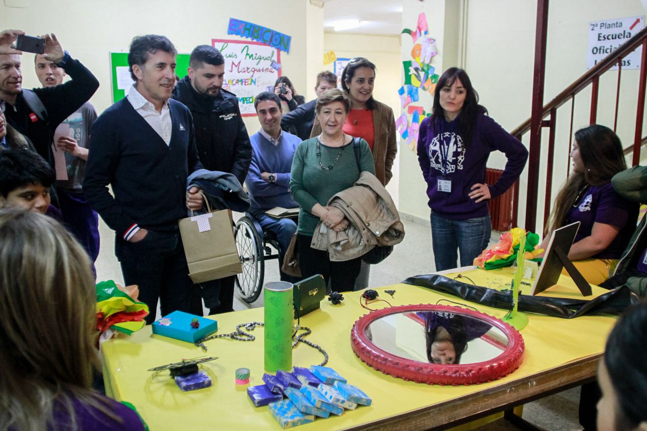 Pedro 'Perico' Delgado visita el taller d erecilaje del proyecto Sobre Ruedas.