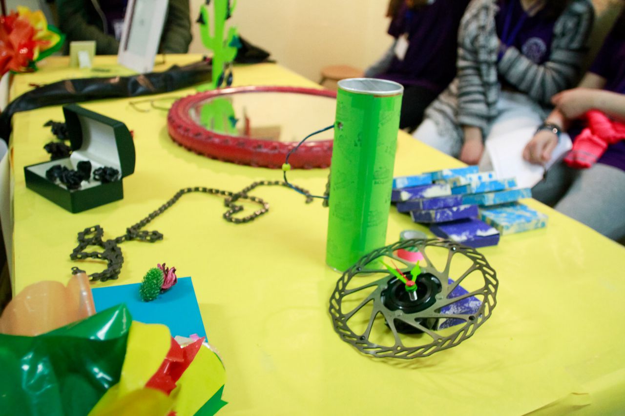 Artículos confeccionados con material de reciclaje de bicicletas por los alumnos del programa Sobre Ruedas.