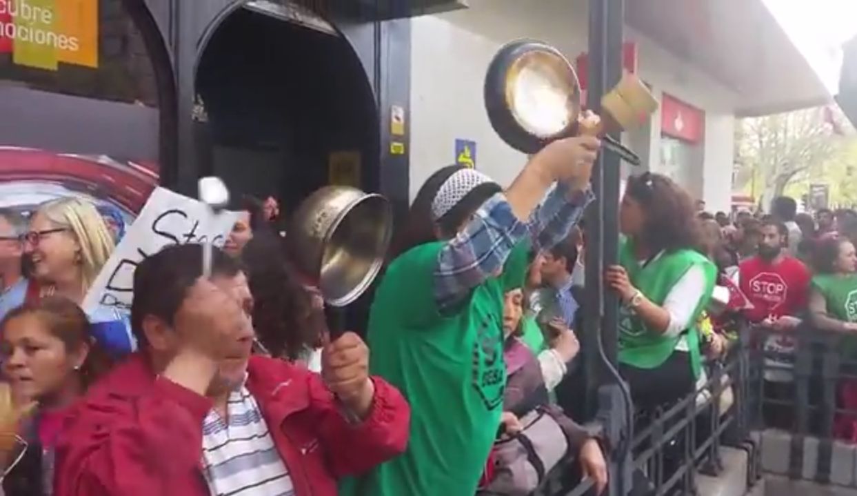 Cacerolada de la PAH en frente de la sede del PP, en la calle Génova