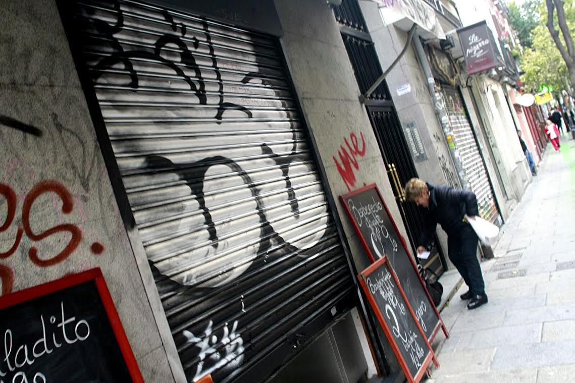 Cierre de un comercio afectado por las pintadas