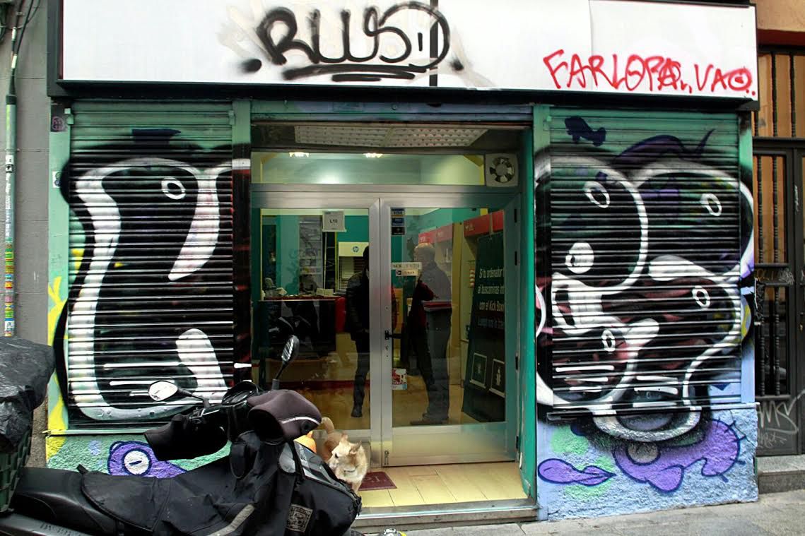Cierre de un comercio afectado por las pintadas