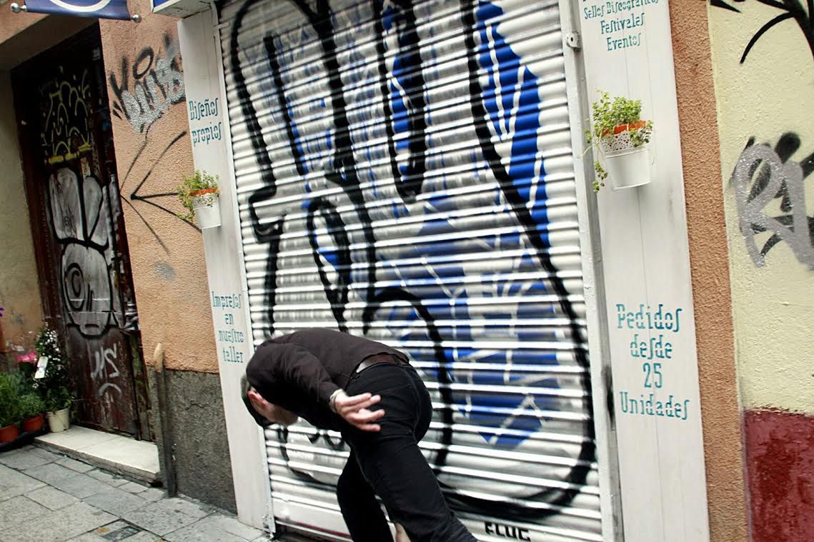 Cierre de un comercio afectado por las pintadas