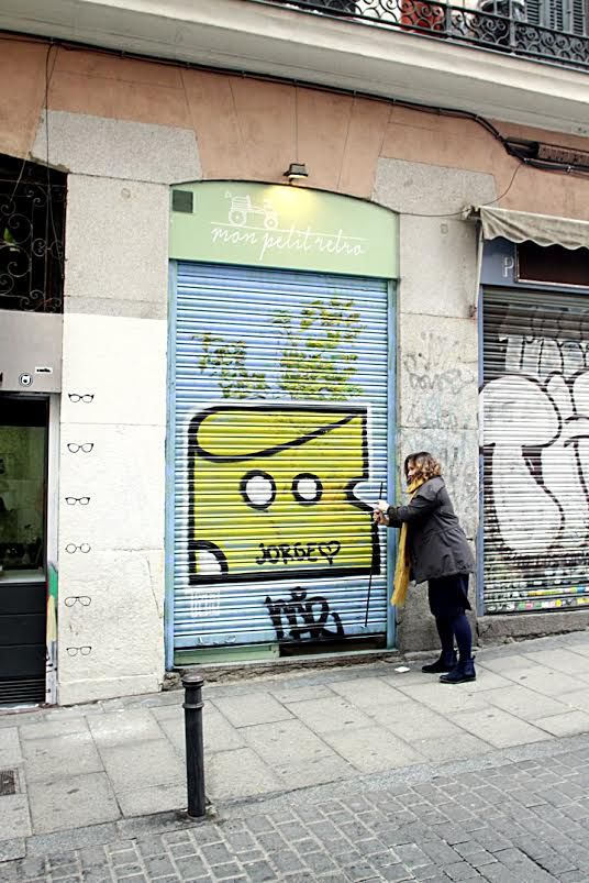 Cierre de un comercio afectado por las pintadas