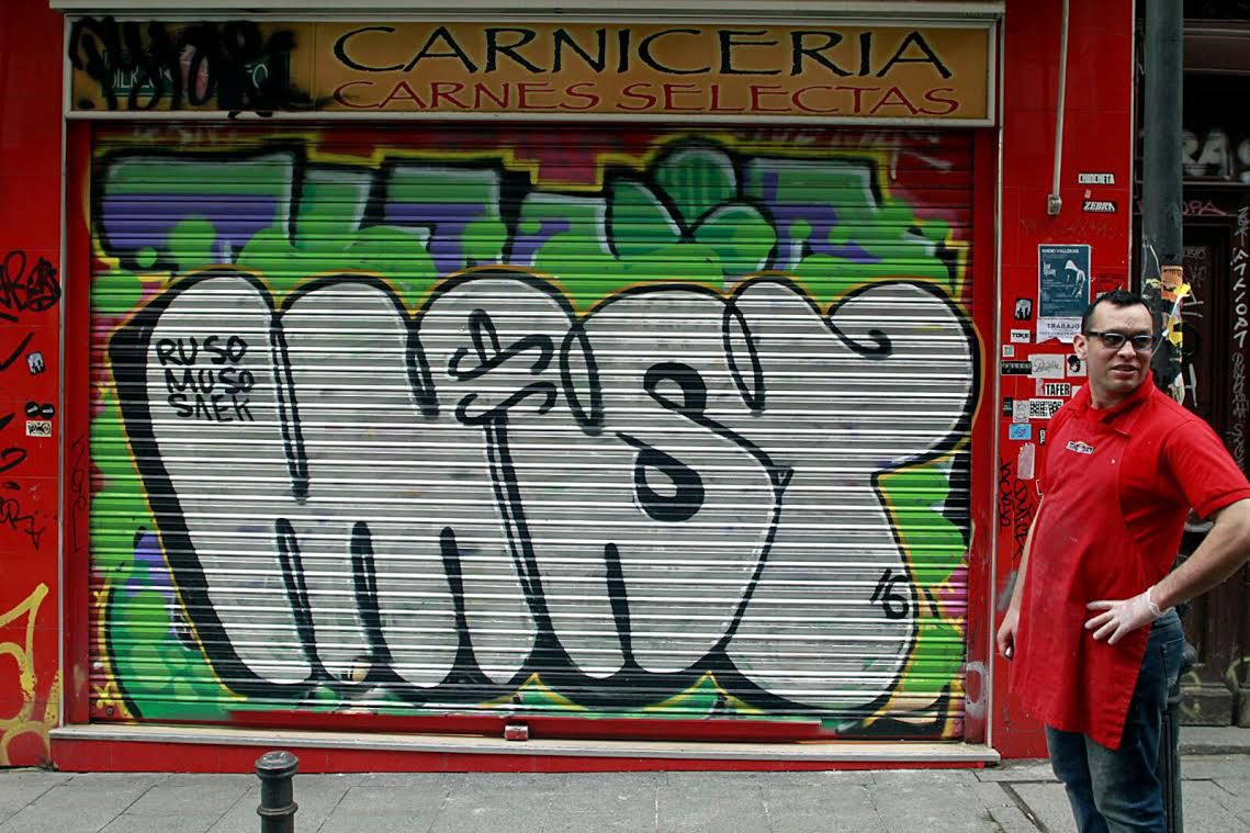 Cierre de un comercio afectado por las pintadas