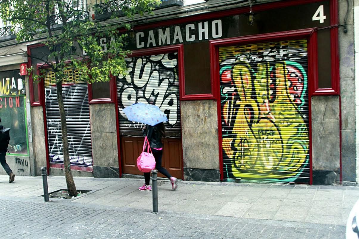 Cierre de un comercio afectado por las pintadas