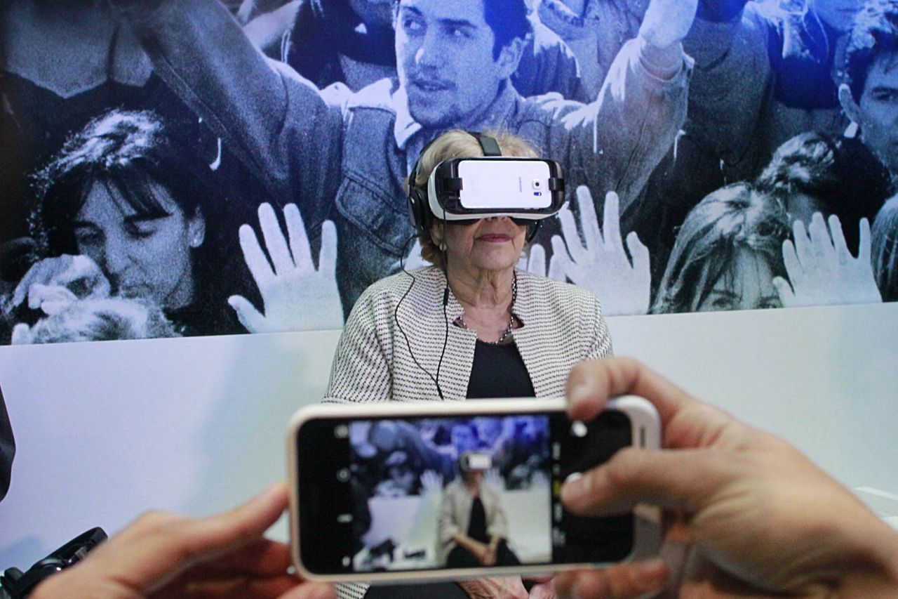 Manuela Carmena prueba la realidad virtual.