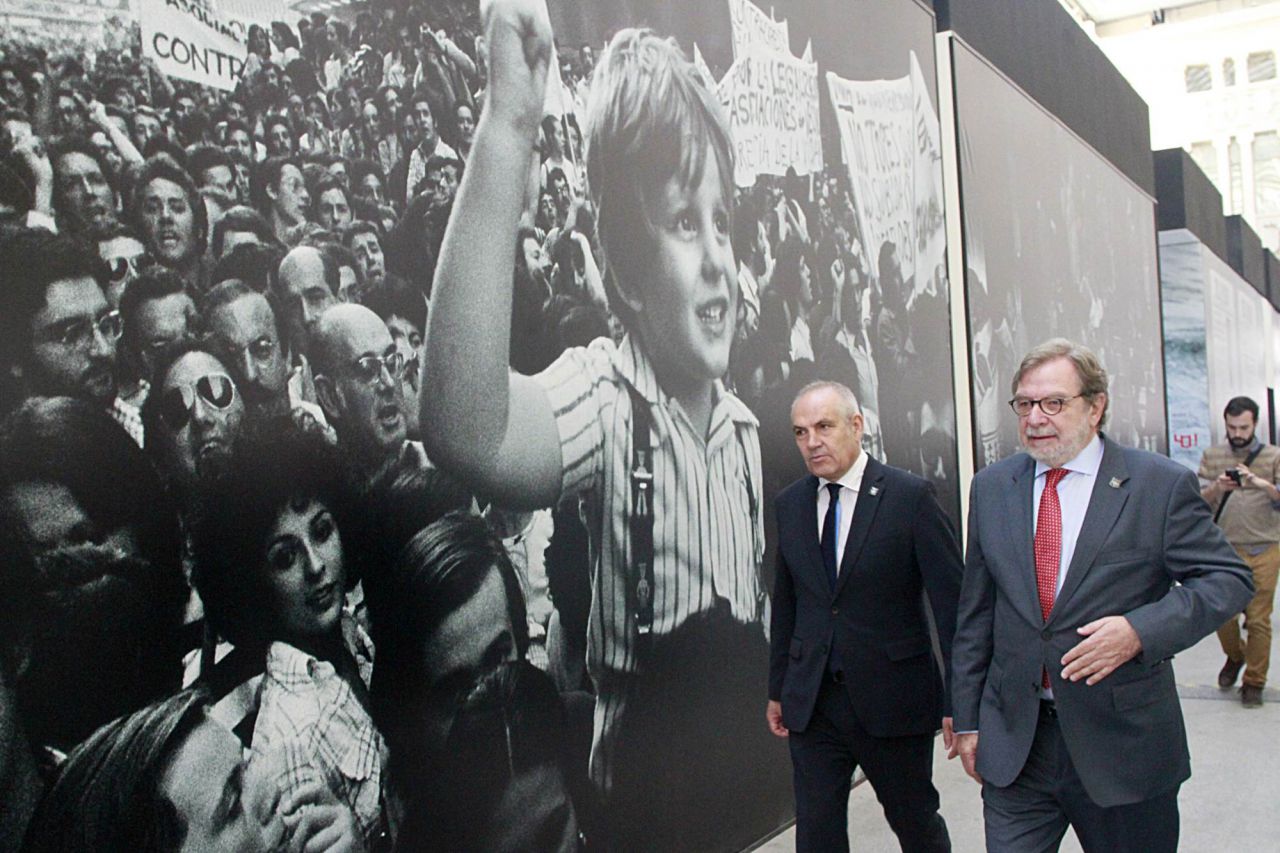 El consejero delegado del periódico El País, Juan Luis Cebrián, y su director Antonio Caño.