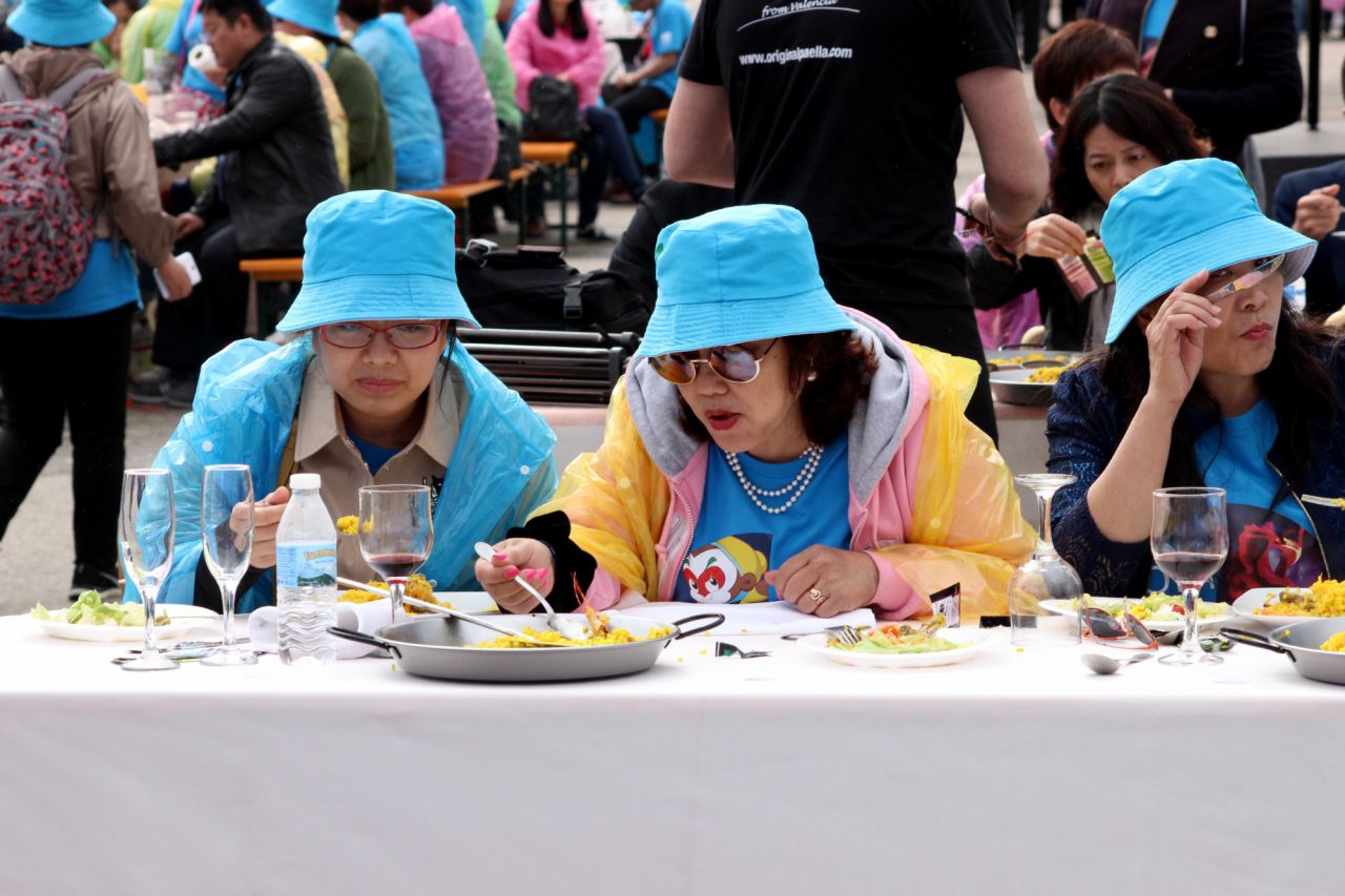 Sus negocios abarcan diferentes industrias como la biotecnología, el cuidado de la salud, los hoteles y el turismo, la educación y otras actividades.