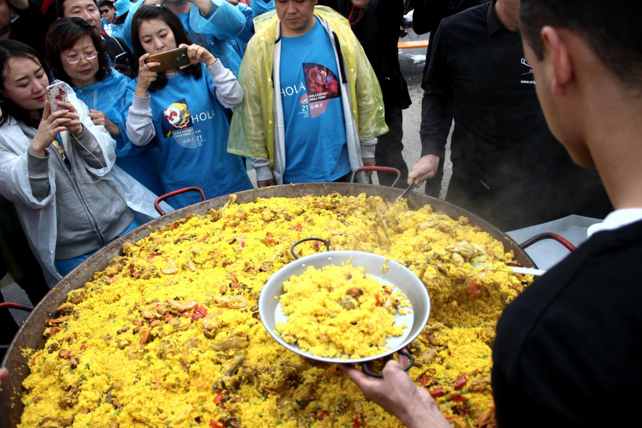 Los participantes han cenado una paella valenciana, principal reclamo culinario de la jornada.