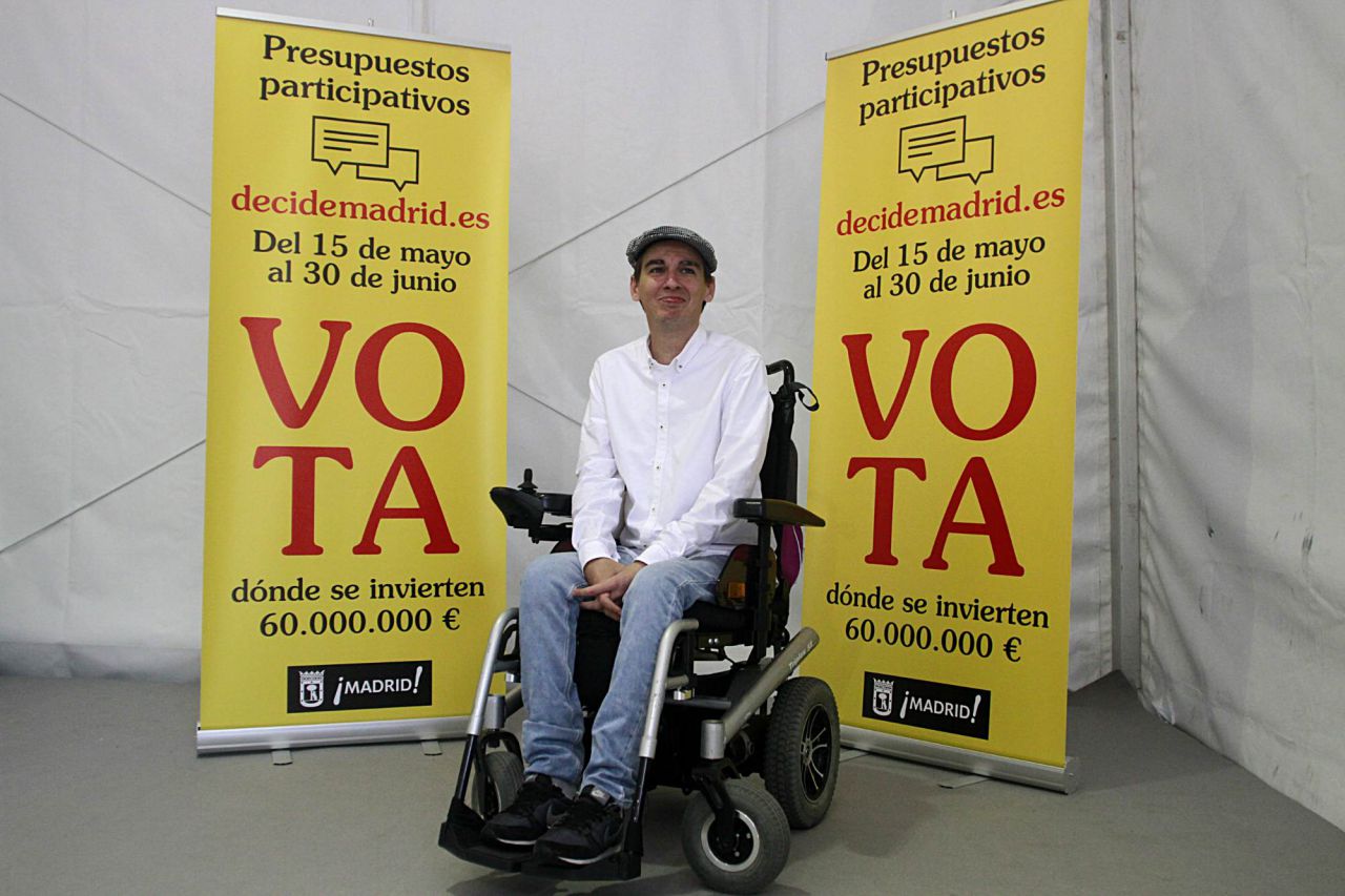 Pablo Soto presenta las voraciones de presupuestos participativos en la pradera de San Isidro.