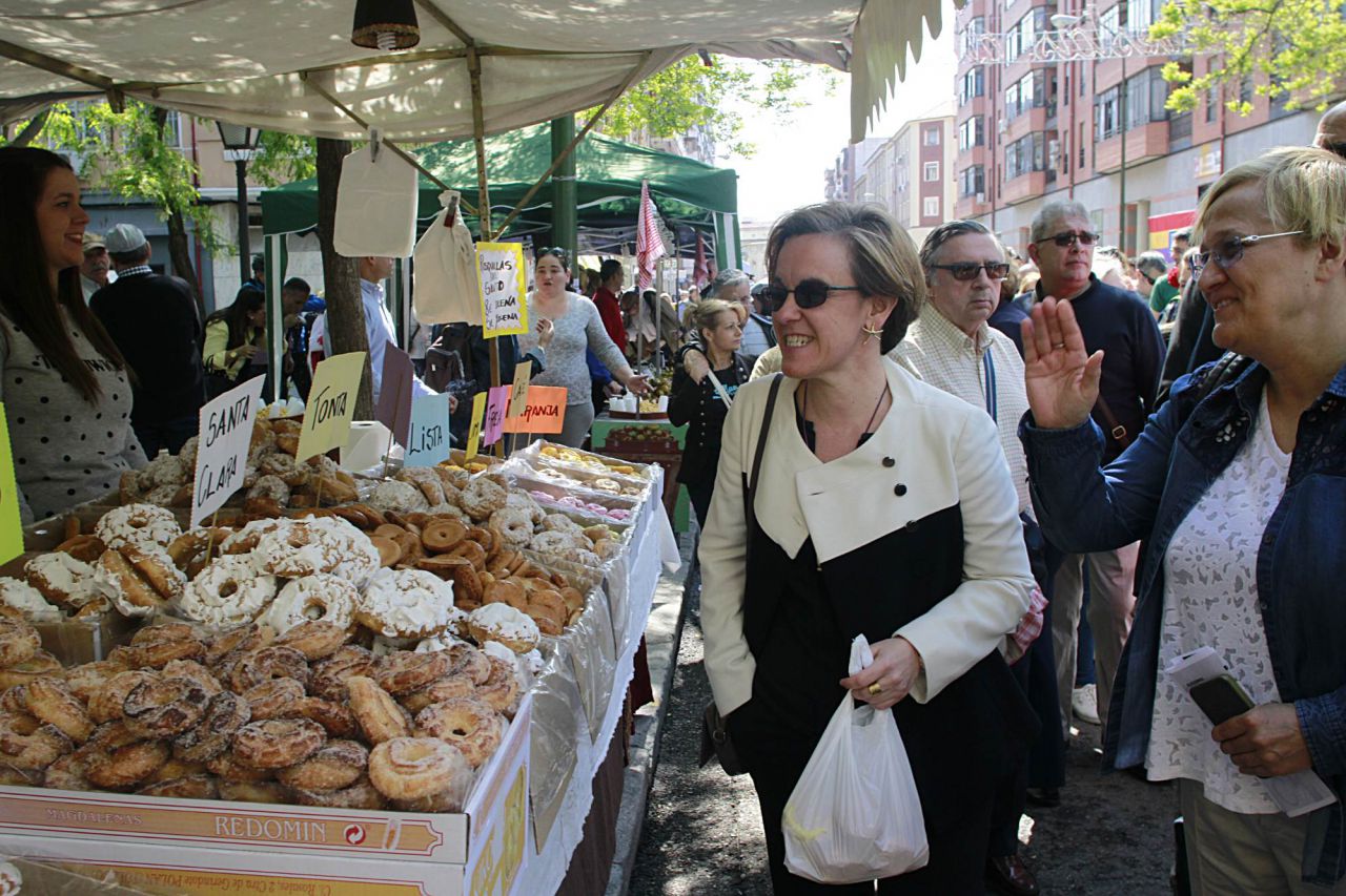 Puri Causapié y Ángeles Álvarez comprando rosquillas del santo.