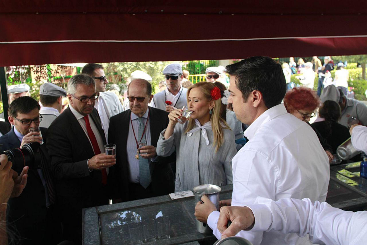 Cristina Cifuentes bebe el agua del santo.