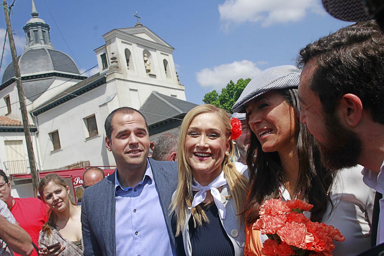 Ignacio Aguado, Cristina Cifuentes y Begoña Villacís posan delante de la Ermita del Santo.