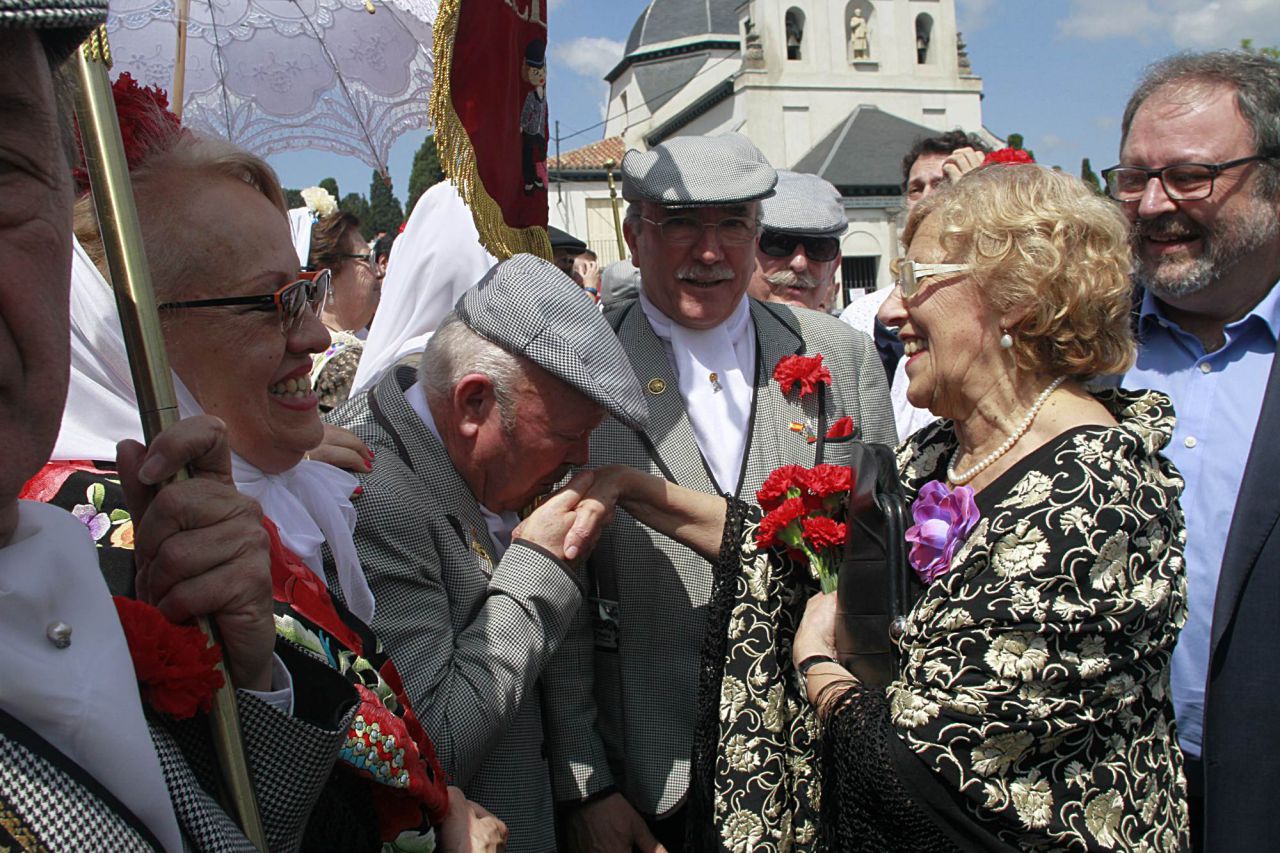 Un chulapo le besa la mano a la alcaldesa de  Madrid, Manuela Carmena