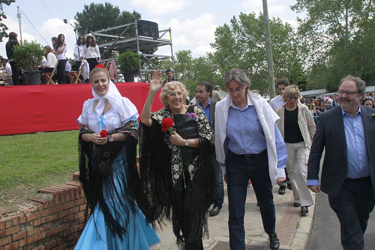 Manuela Carmena saluda a los asistentes a la misa del santo.