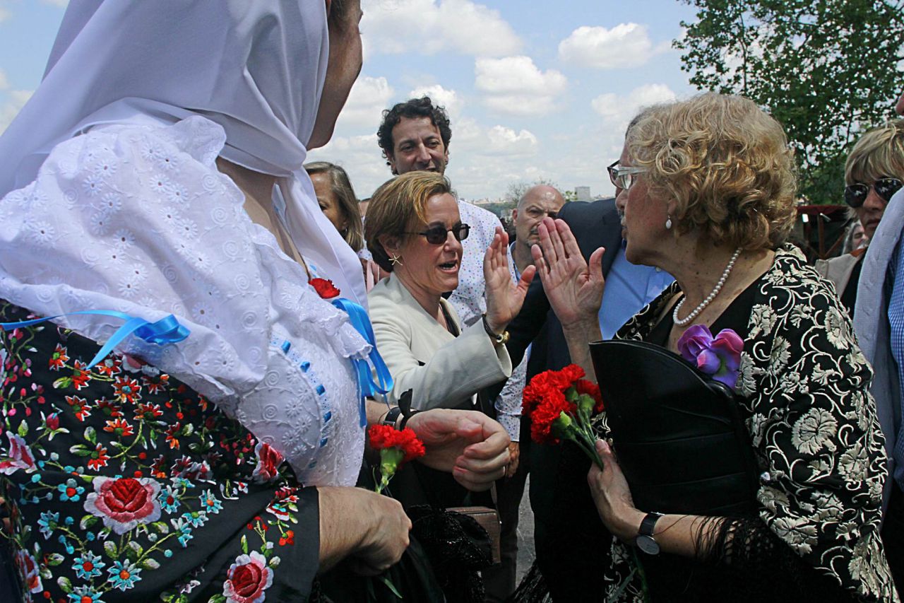 Manuela Carmena y Puri Causapié se saludan.