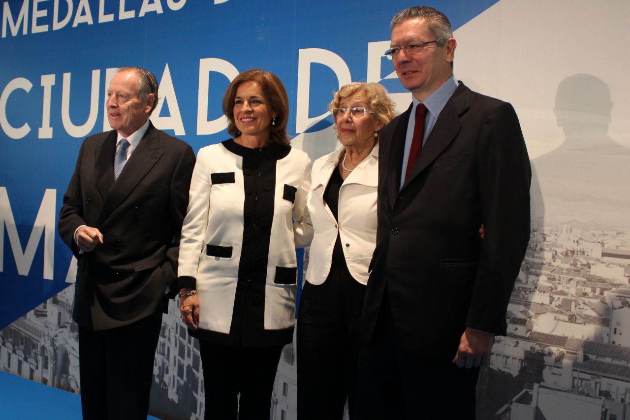 Manuela posa junto con los tres antiguos alcaldes de Madrid.