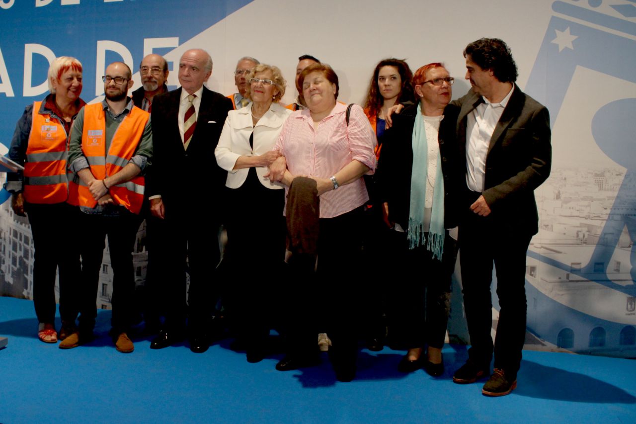 La alcaldesa posa con todos los premiados.