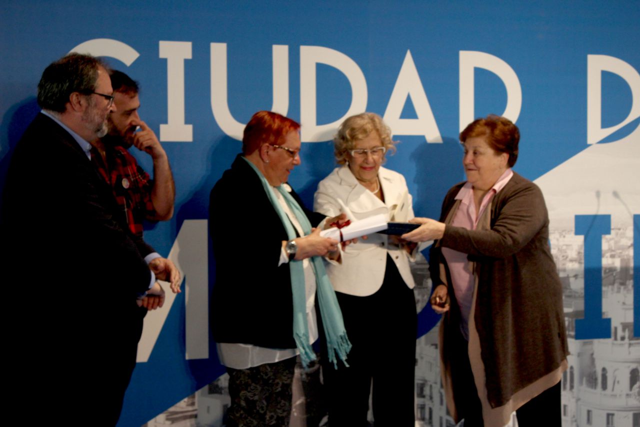 La alcaldesa entrega la Medalla de Oro de Madrid a Madres Contra la Droga. 